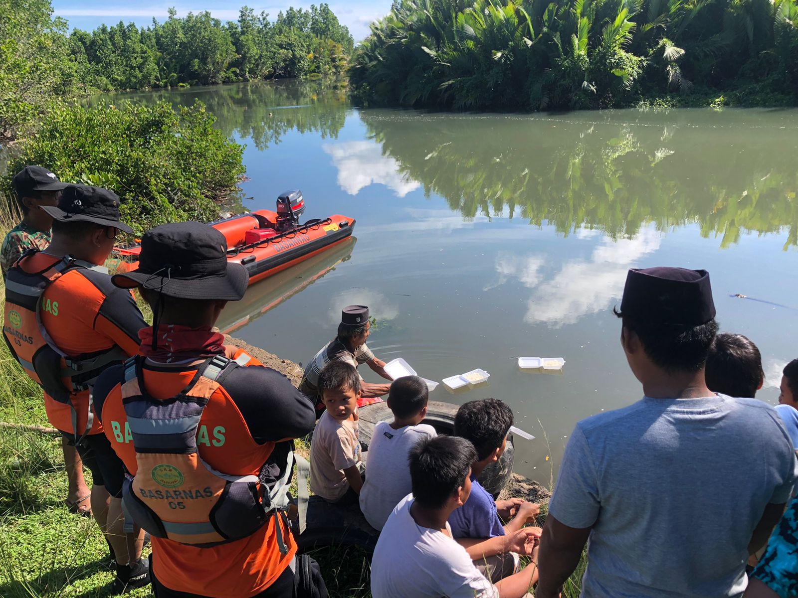BASARNAS Mamuju Kerahkan Drone dan Rubber Boat Cari Korban Hanyut di Sungai Palapi!