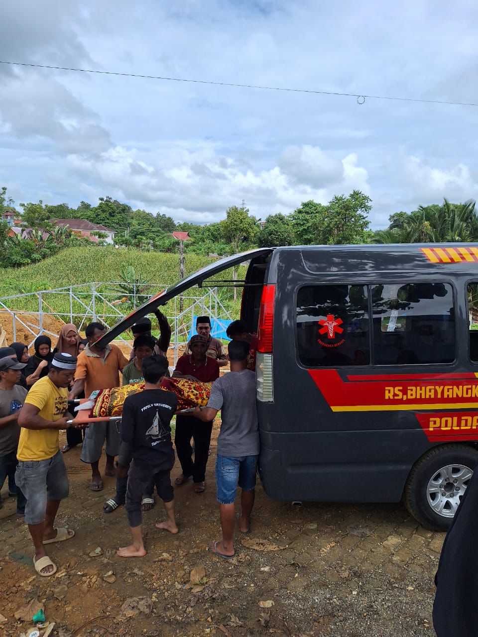 Ambulance RS. Bhayangkara Polda Sulbar Bantu Pengantaran Jenazah Secara Gratis