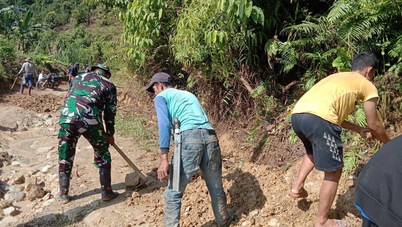 Babinsa Koramil 1418-03/Kalukku dan Warga Bangun Drainase Bersama-sama