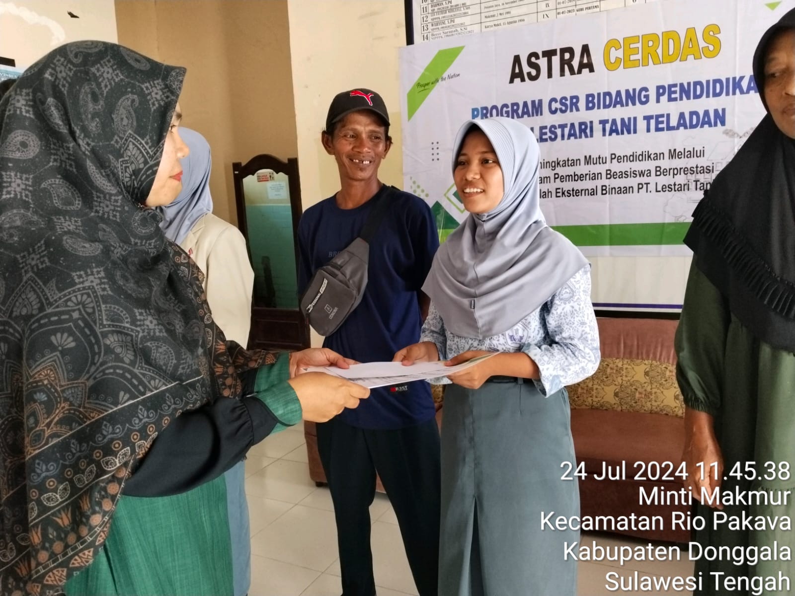 PT LTT Inspirasi Generasi Muda, Berikan Beasiswa Berprestasi SMAN 1 Rio Pakava