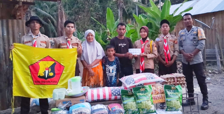 Bhabinkamtibmas Polsek Tapalang dan Saka Bhayangkara Salurkan Bansos Untuk Korban Kebakaran di Labuang Rano6