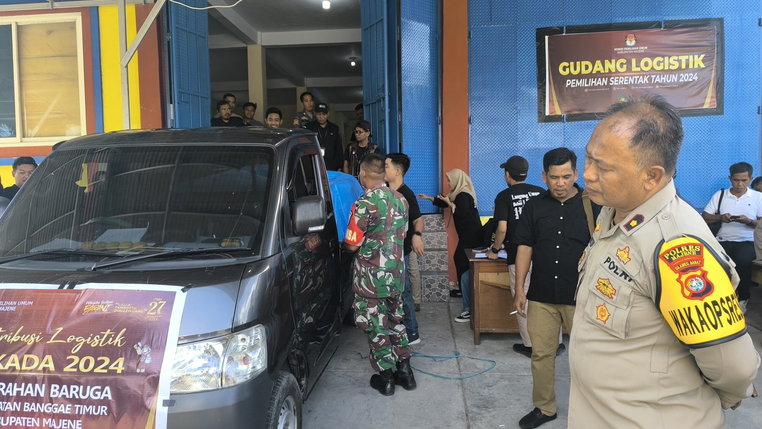 Pastikan Pengawalan Logistik Pemilu Majene Aman, Wakpolres Majene Pantau Langsung Proses Pendistribusian Logistik Pilkada