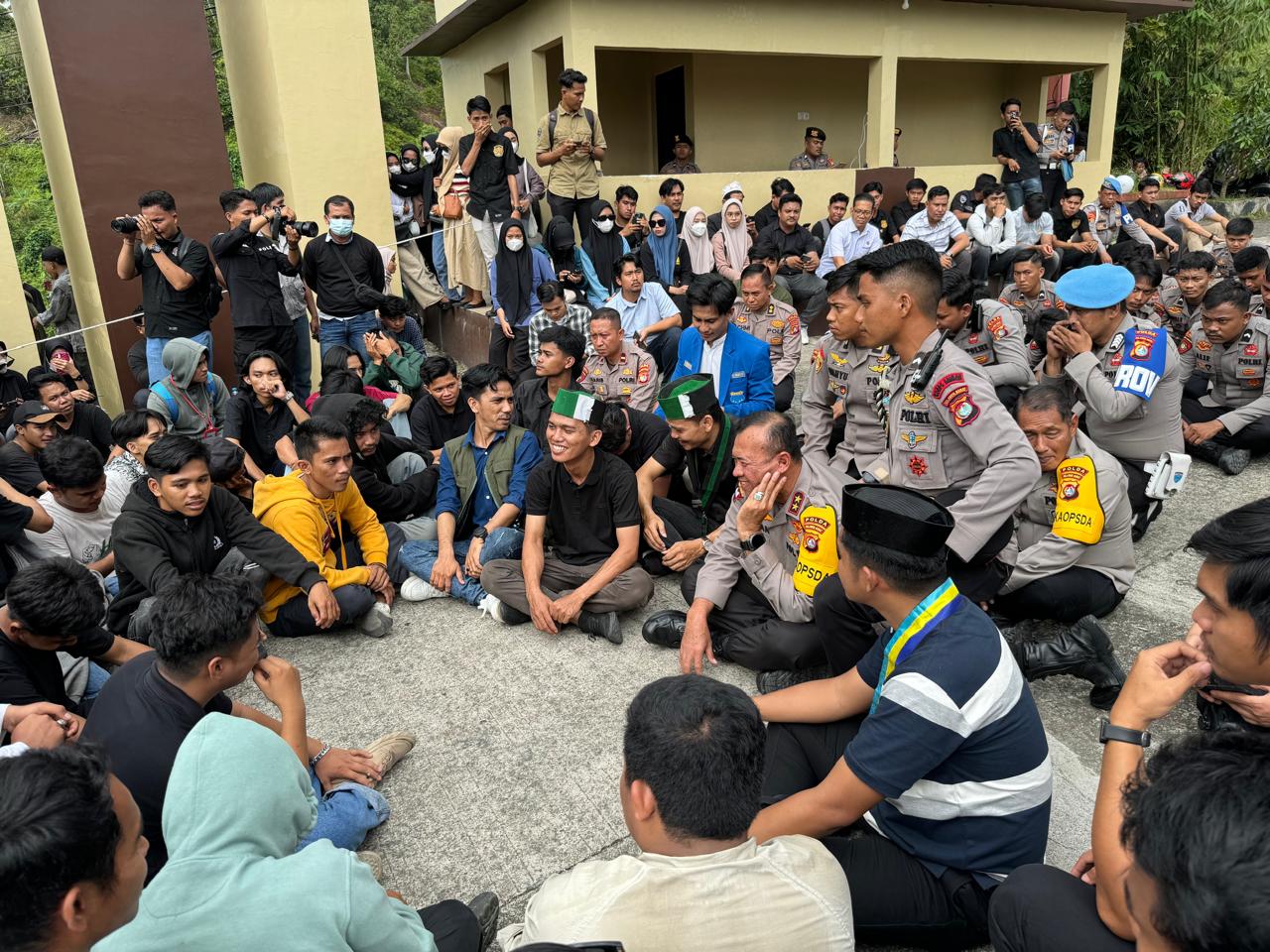 Yakinkan Mahasiswa Persoalan yang ada Bakal Dituntaskan, Kapolda Sulbar Duduk Bersama Massa Unras