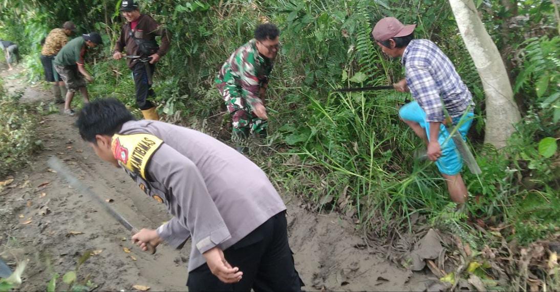 TNI, Polri dan Warga Dusun Saluan Kompak Wujudkan Jalan Bersih dan Rapi