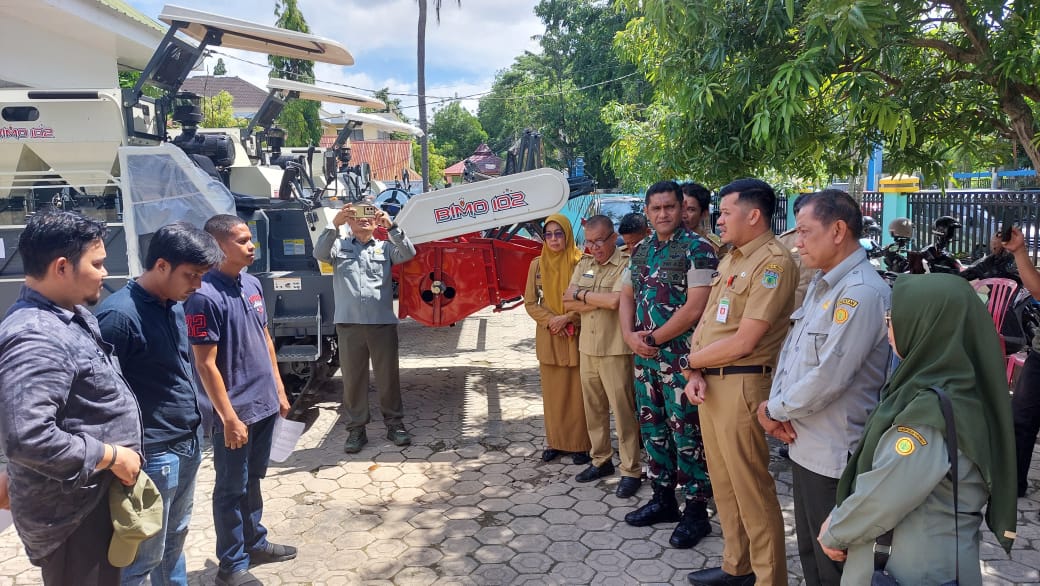 Kementan Salurkan Bantuan 3 Unit Combine Harvester di Pinrang, Dorong Swasembada Pangan