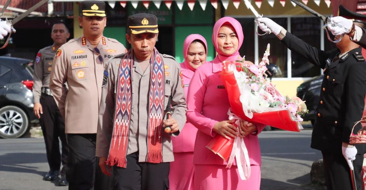 Upacara Pedang Pora Warnai Acara Lepas- Sambut Kapolresta Mamuju Baru dan Lama