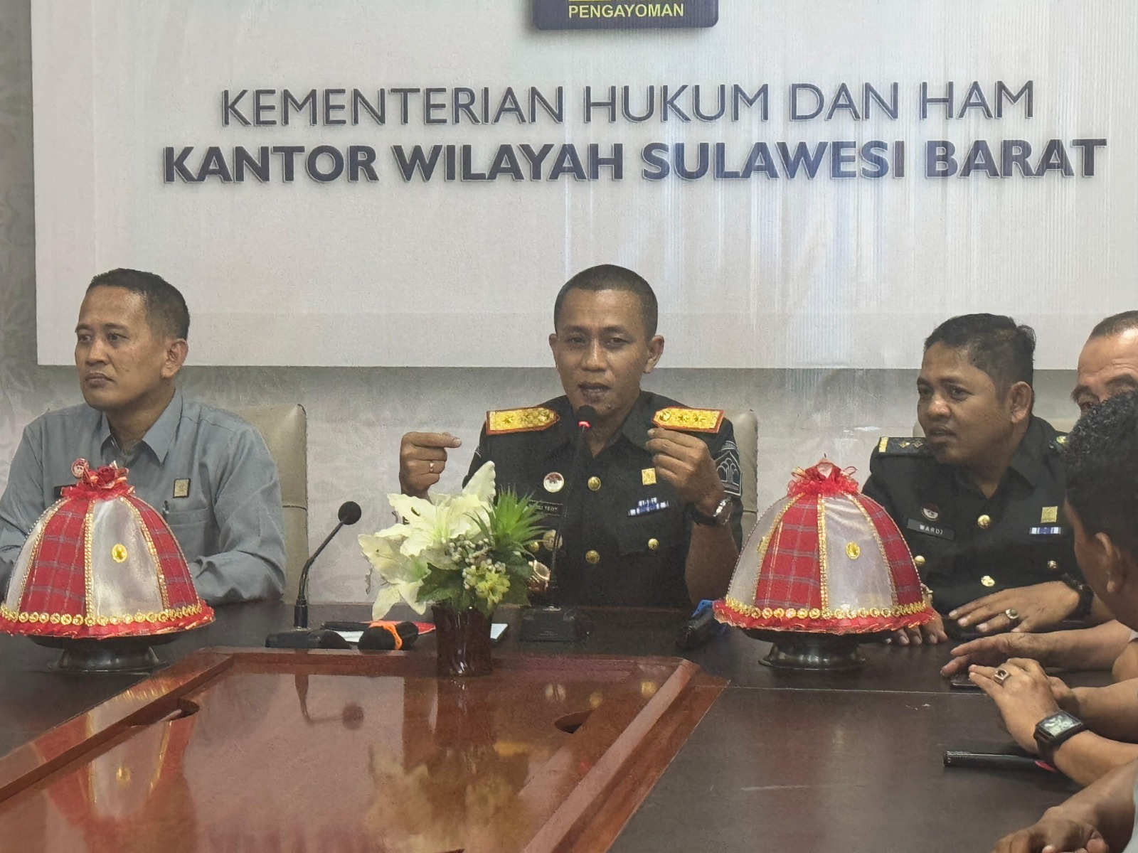 Kakanwil Bersama Kadiv Yankum Kemenkum Sulbar Dorong Jajaran Tingkatkan Kinerja Untuk Organisasi