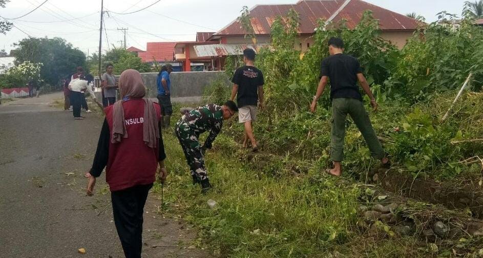 Semangat Gotong Royong Babinsa Koramil 1418-02/Tapalang Bersama Warga Bersihkan jalan