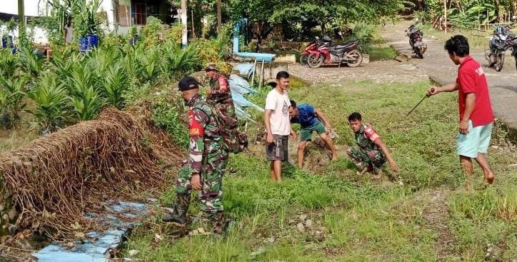 Babinsa Kodim 1418/Mamuju, Gotong-Royong Bersihkan Saluran Air