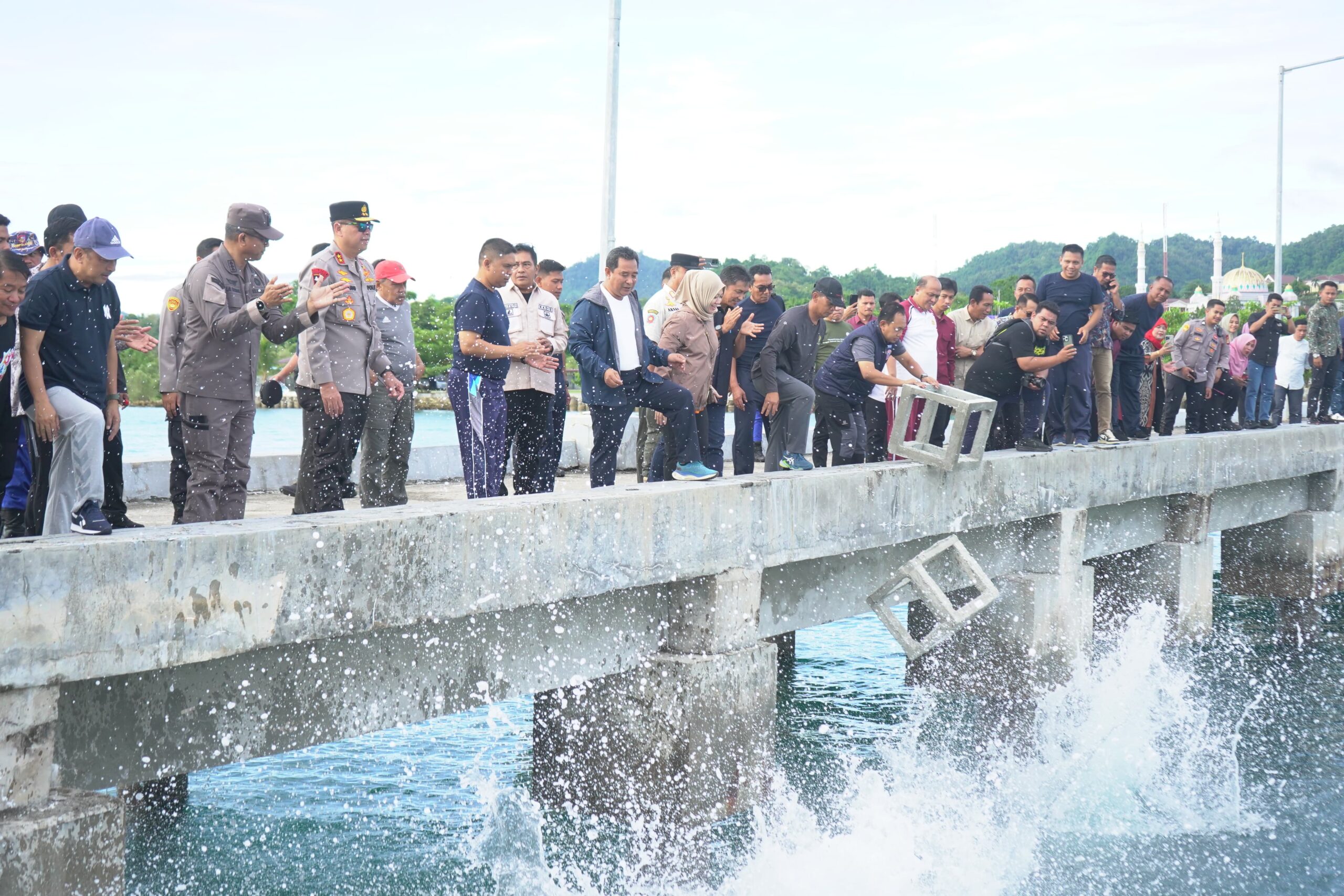 Pj. Gubernur Bahtiar Bersama Forkopimda Sulbar Tebar Ribuan Media Karang Buatan di Teluk Mamuju