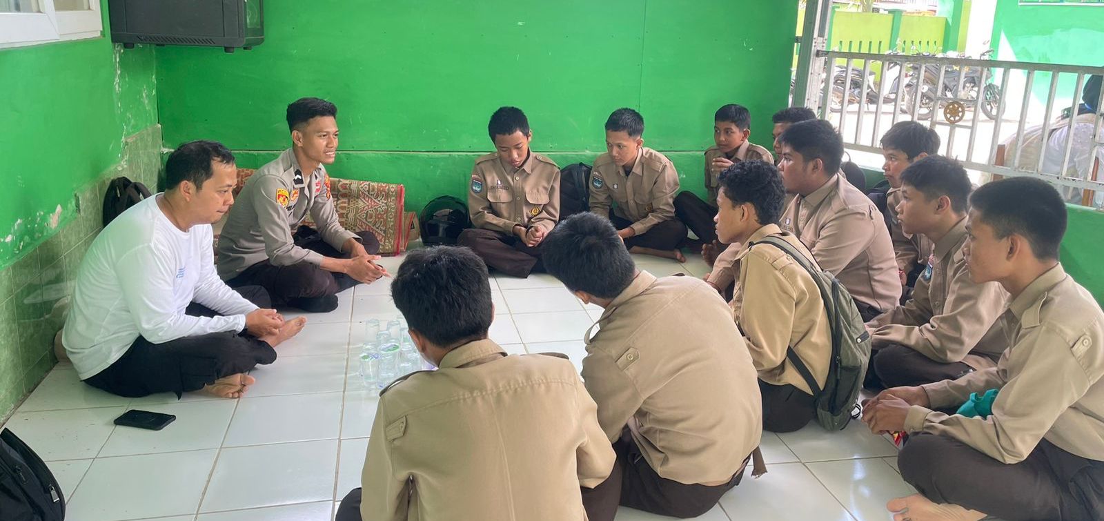 Tanamkan Jiwa Disiplin dan Semangat Istiqomah, Bripda Aco Syahputra Lakukan Sosialisasi di MAN 1 Mamuju