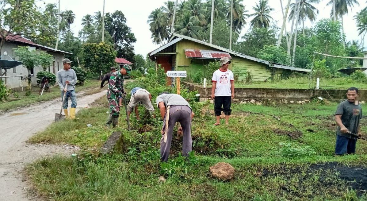 Kolaborasi Babinsa Kodim 1418/Mamuju dan Warga Desa Kue dalam Mewujudkan Lingkungan Bersih