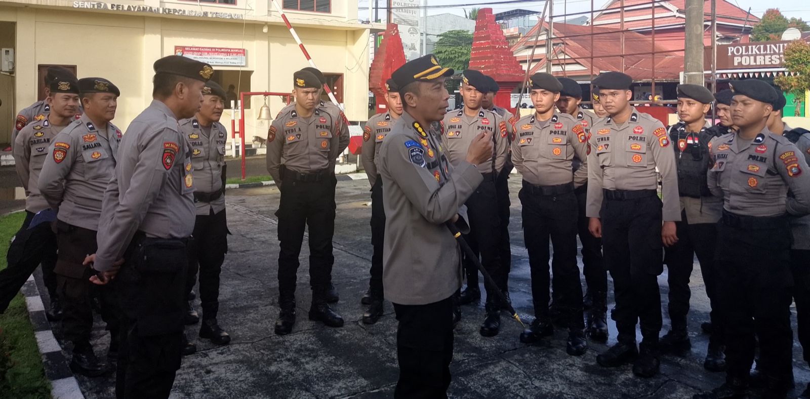 Dihadapan Personil Satsamapta, Kapolresta Mamuju Tekankan Bersikap Humanis, Profesional dan Kendalikan Emosi saat Pengamanan Unras