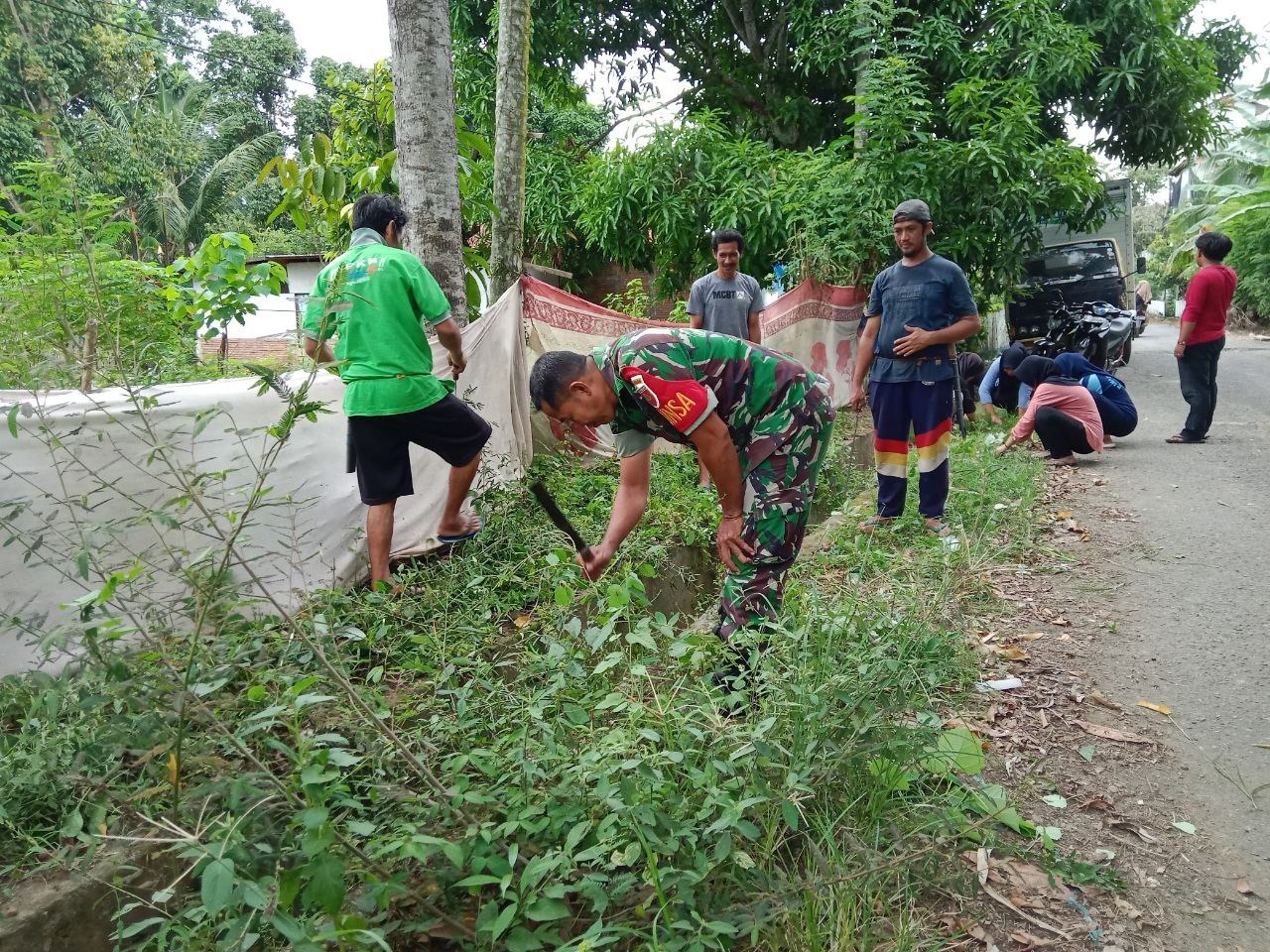 Babinsa Kodim 1418/Mamuju dan Masyarakat Bersihkan Saluran Air