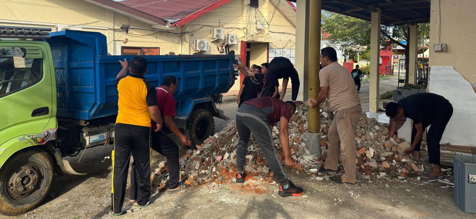 Kapolresta Mamuju Pimpin Langsung Personil Polresta Gotong Royong Bersihkan Lingkungan Kantor