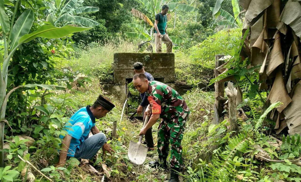 Antisipasi Banjir dan Wabah Penyakit, Babinsa Koramil 1418-02/Tapalang Bersihkan Selokan