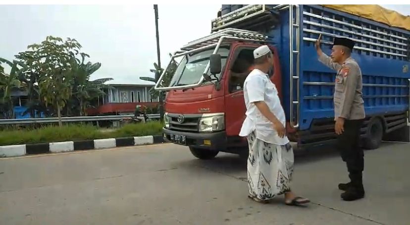 Sambil Bagikan Kopi Panas ke Pengendara, Kasat Binmas Polresta Mamuju Beri Himbauan Keselamatan Berkendara