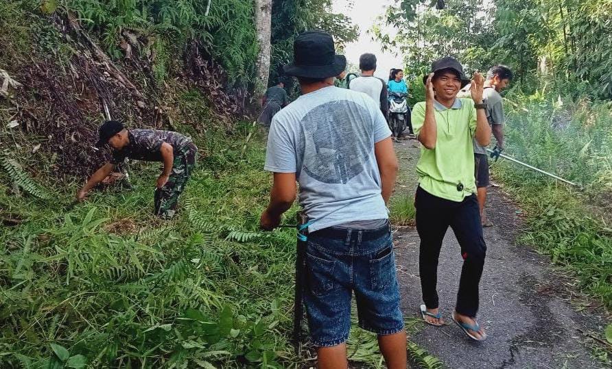 Babinsa Koramil 1418-05/Kalumpang Gelar Karya Bakti Bersihkan Jalan Desa Battuada