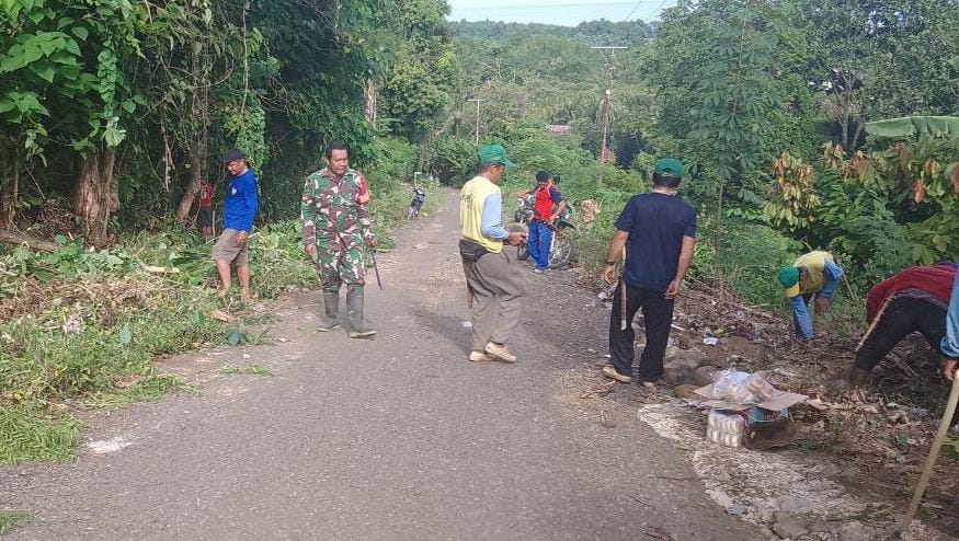 Semangat Gotong Royong Babinsa Koramil 1418-03/Kalukku Bersihkan Jalan Di Desa Galung, Kalukku