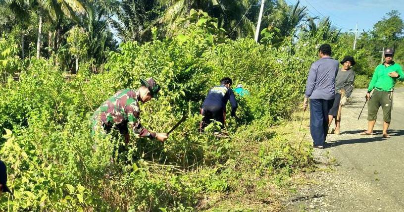 Babinsa Koramil 1418-02/Tapalang dan Warga Desa Lebani Bersihkan Jalan Tani