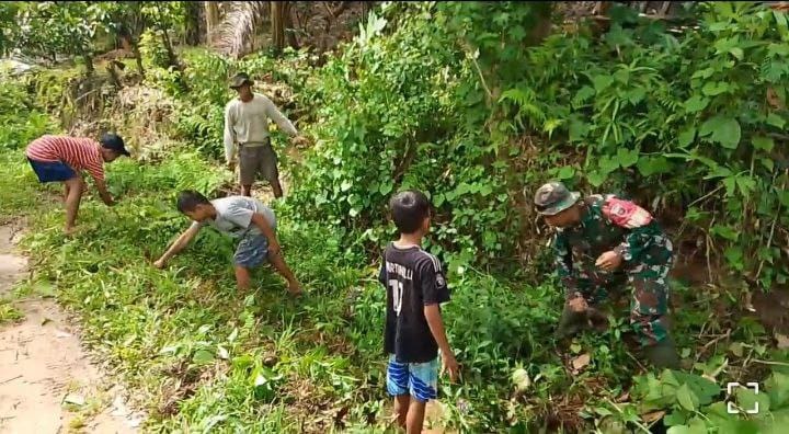 Cegah Banjir dan Wabah Penyakit, Babinsa Koramil 03/Kalukku Bersama Warga Bersihkan Saluran Air