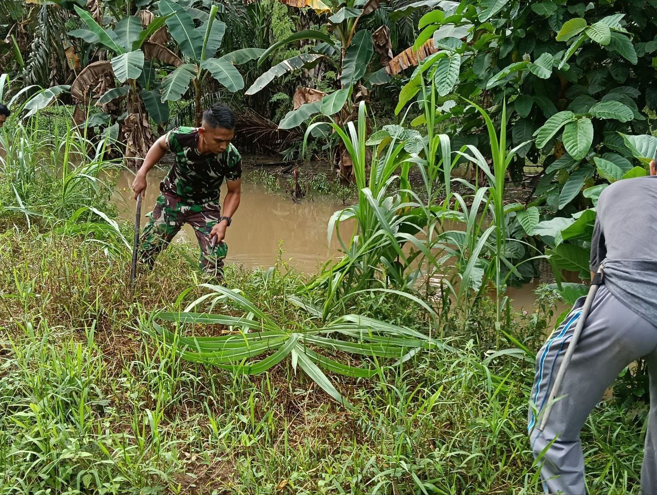 Bersama Warga, Babinsa Koramil 04/Budong-Budong Lakukan Pembersihan Lingkungan Sehat