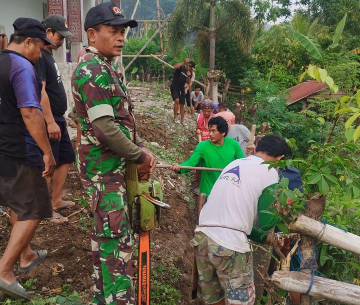 Babinsa Koramil 1418-05/Kalumpang Laksanakan Pembangunan Talud di Desa di Karatauan