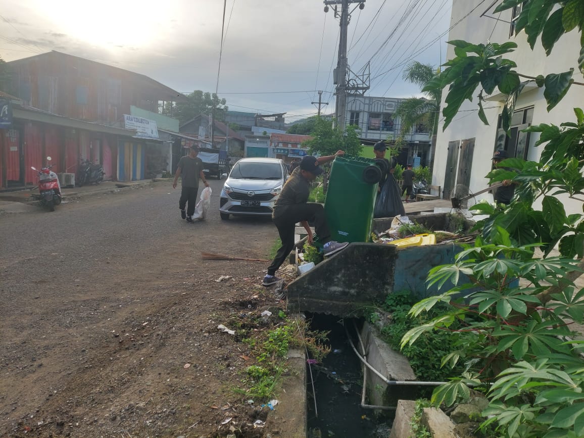 Jaga Kebersihan dan Kesehatan Lingkungan, Personil Kodim 1418/Mamuju Bersihkan Area Makodim