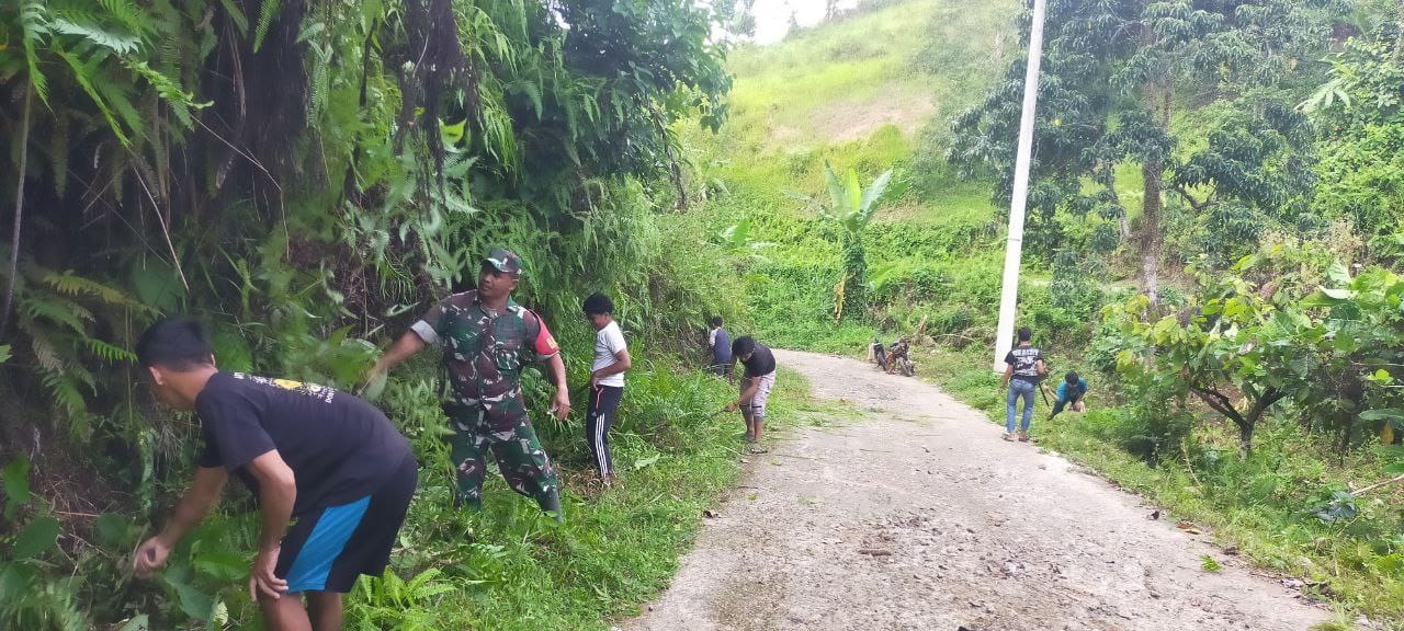 Babinsa Koramil 1418-02/Tapalang dan Warga Gotong-Royong Bersihkan Jalan Tani