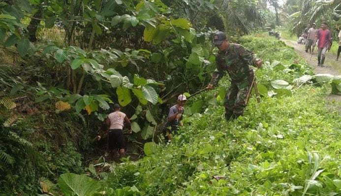 Babinsa Kodim 1418/Mamuju Laksanakan Karya Bakti Bersihkan Saluran Air