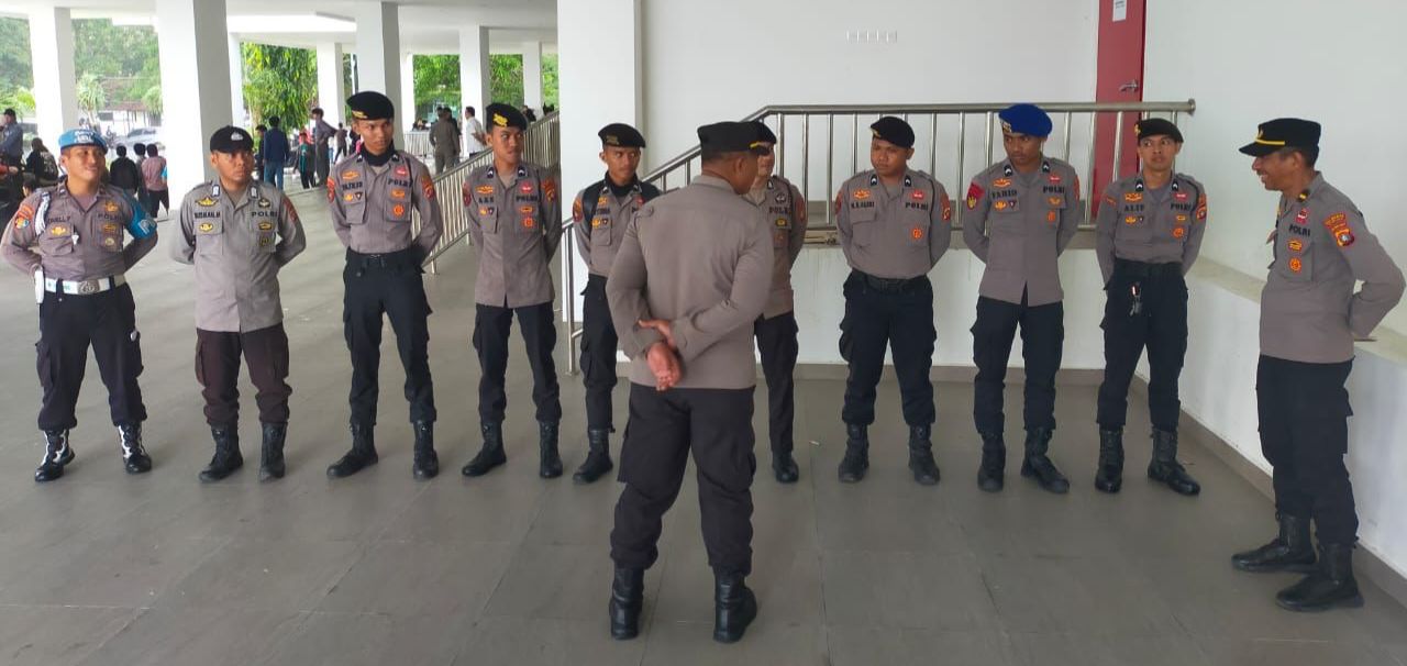 Meski di Guyur Hujan, Polresta Mamuju Tetap Setiap Lakukan Pengamanan Aksi Unras di Beberapa Titik