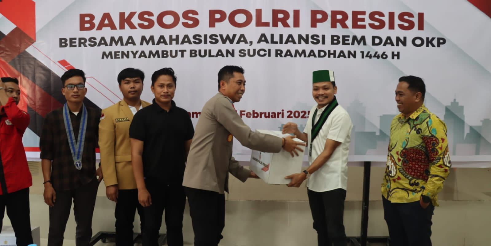 Polresta Mamuju dan Mahasiswa Gelar Baksos, Salurkan Paket Sembako untuk Warga