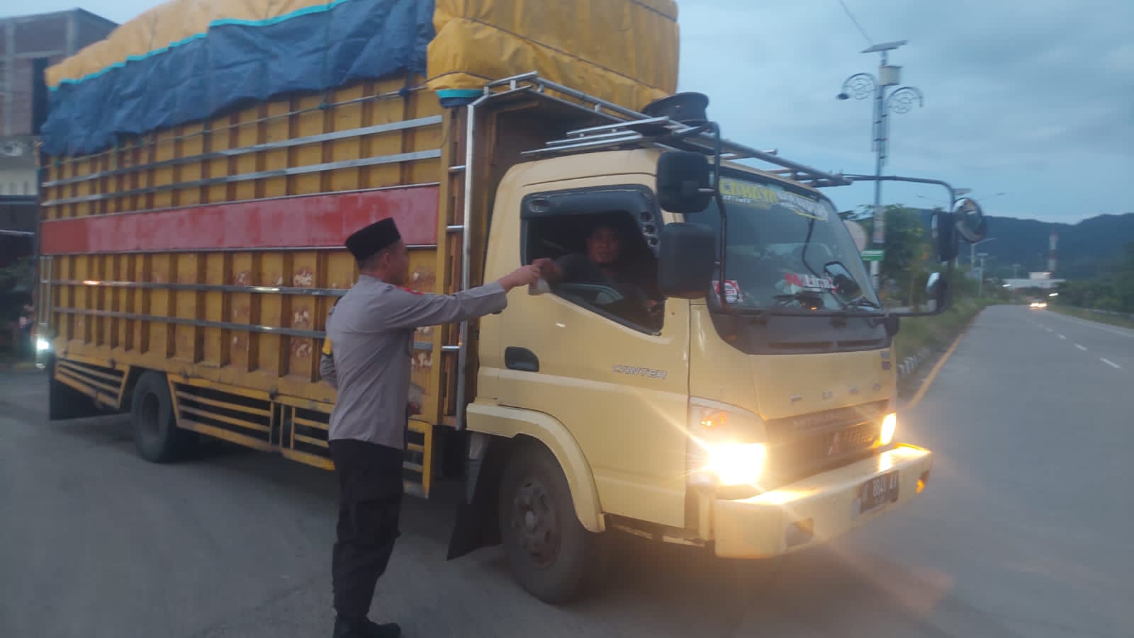 Wujud Syukur dan Kepedulian pada Sesama, Satbinmas Polresta Mamuju Berbagi Berkah di Jumat Pagi