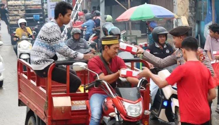 Sering Resahkan Masyarakat, Kini Para Remaja Pelaku Balap Liar Bersama Personil Samapta Polresta Mamuju Berbagi Berkah