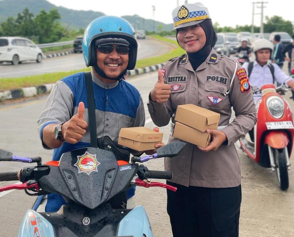 Ditlantas Polda Sulbar Tebar Kebaikan di Bulan Ramadhan dengan Berbagi Takjil ke Pengguna Jalan