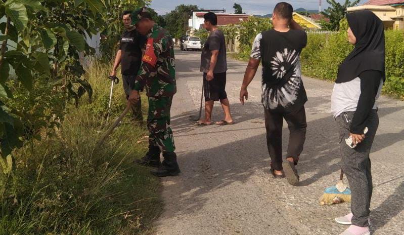Babinsa Koramil 1418-01/Mamuju dan Warga Laksanakan Karya Bakti di Jalan Angsa