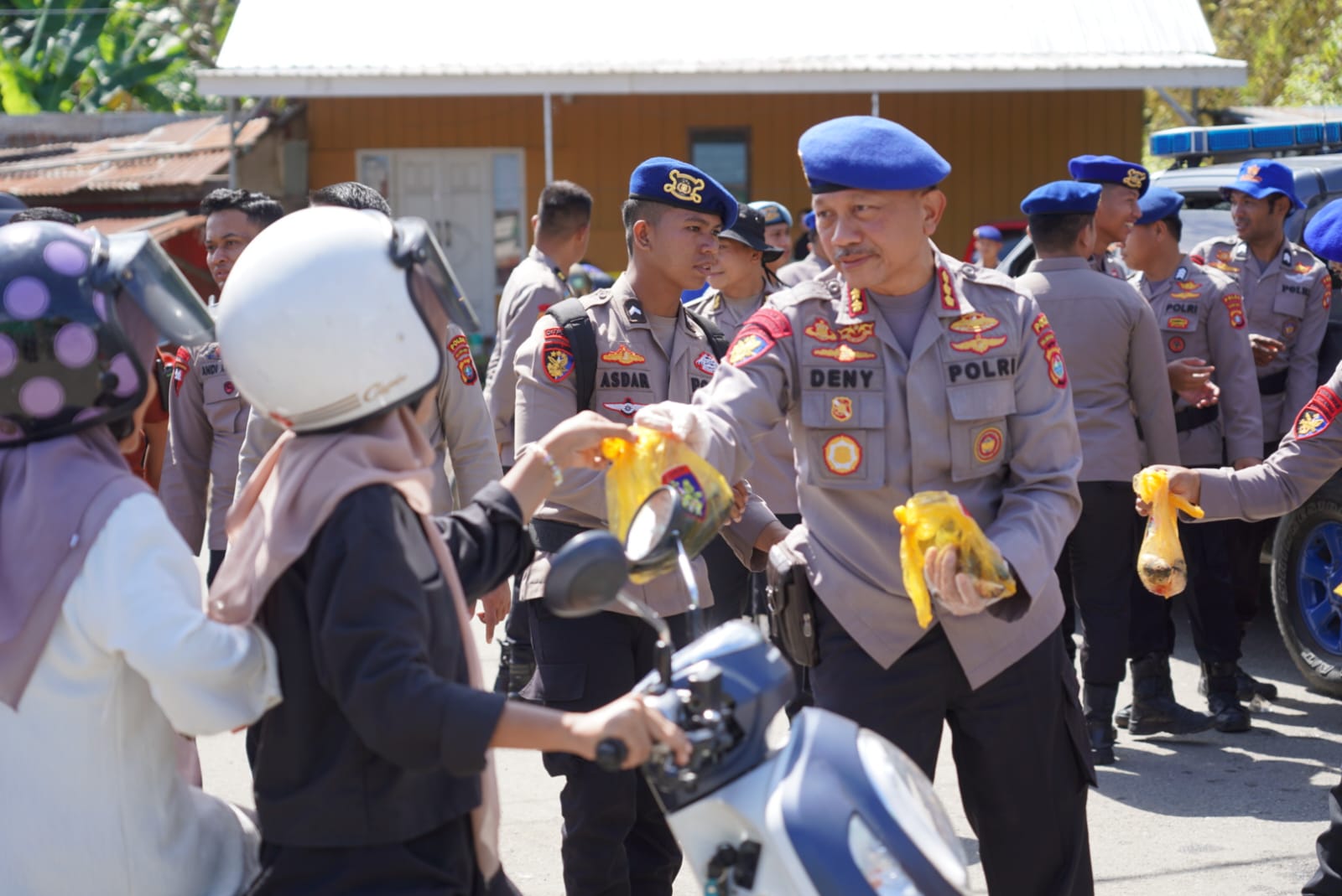 Berbagi Berkah di Bulan Suci Ramadhan, Kapolda Sulbar Bagikan Ikan Segar ke Masyarakat