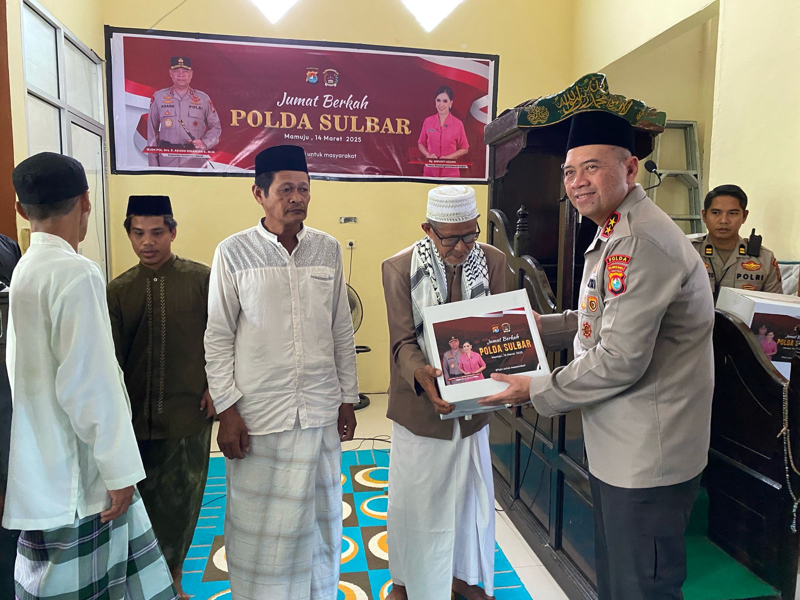 Safari Jumat Ramadhan, Kapolda Sulbar Bagikan Sembako Kepada Jamaah Masjid