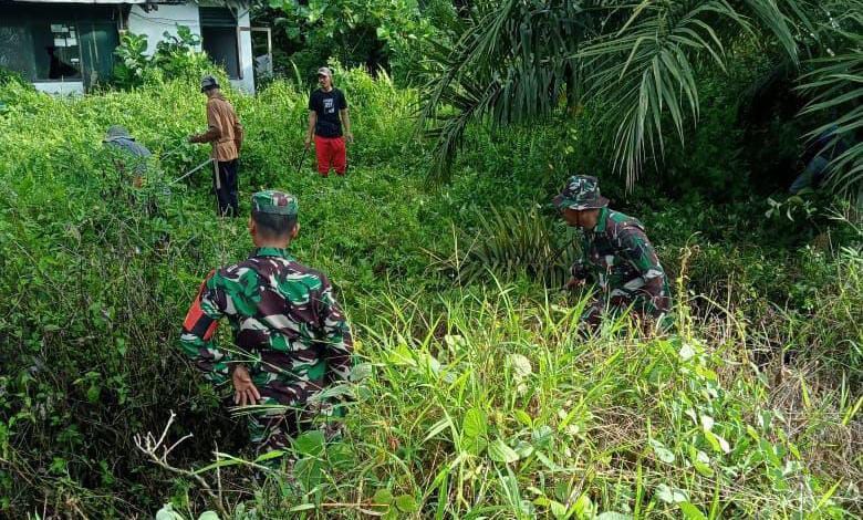 Cegah Banjir dan Penyakit, Babinsa Koramil 1418-05/Kalumpang Gelar Aksi Bersih-Bersih