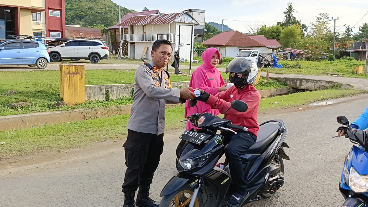 Personil Polsekta Mamuju Bersama Bhayangkari Berbagi Takjil dan Gelar Buka Puasa Bersama