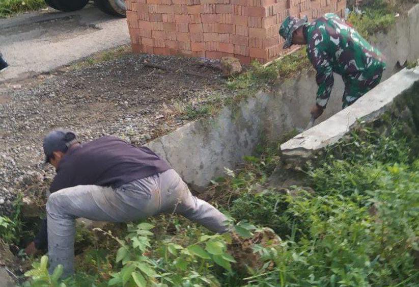 Babinsa Koramil 1418-01/Mamuju Bersama Warga Gotong Royong Bersihkan Lingkungan Kasiwa Timur