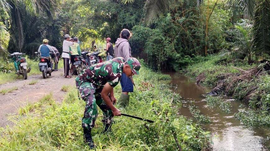 Cegah Banjir, Koramil 1418-04/Budong-Budong Bersama Warga Bersihkan Pinggir Jalan Desa Waeputeh
