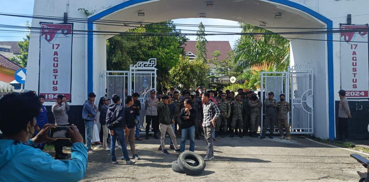 Kapolresta Mamuju Pimpin Pengamanan Aksi Unjukrasa Mahasiswa di Kantor Bupati dan DPRD Mamuju