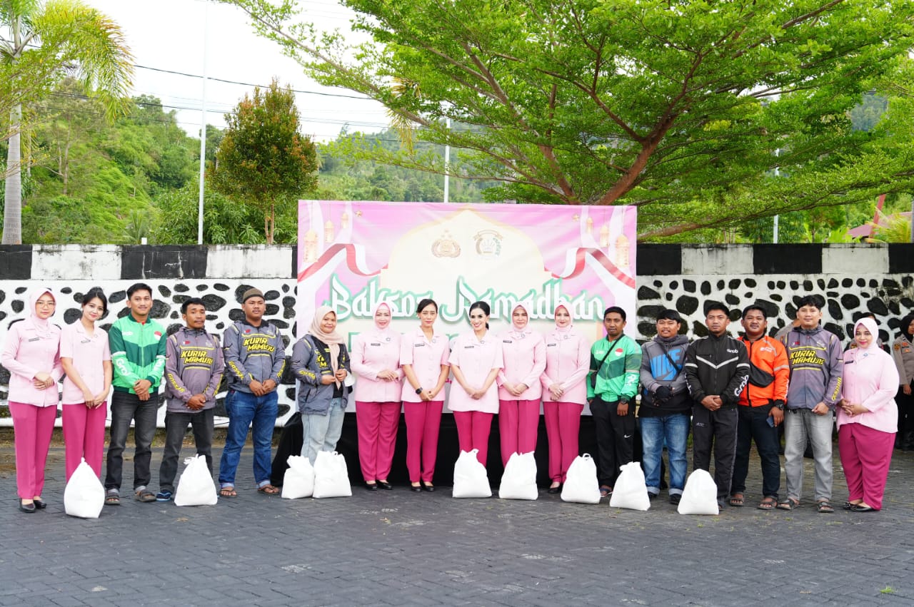 Bhayangkari Polda Sulbar Berbagi Kebaikan di Bulan Suci Ramadan bagi Pahlawan Jalanan