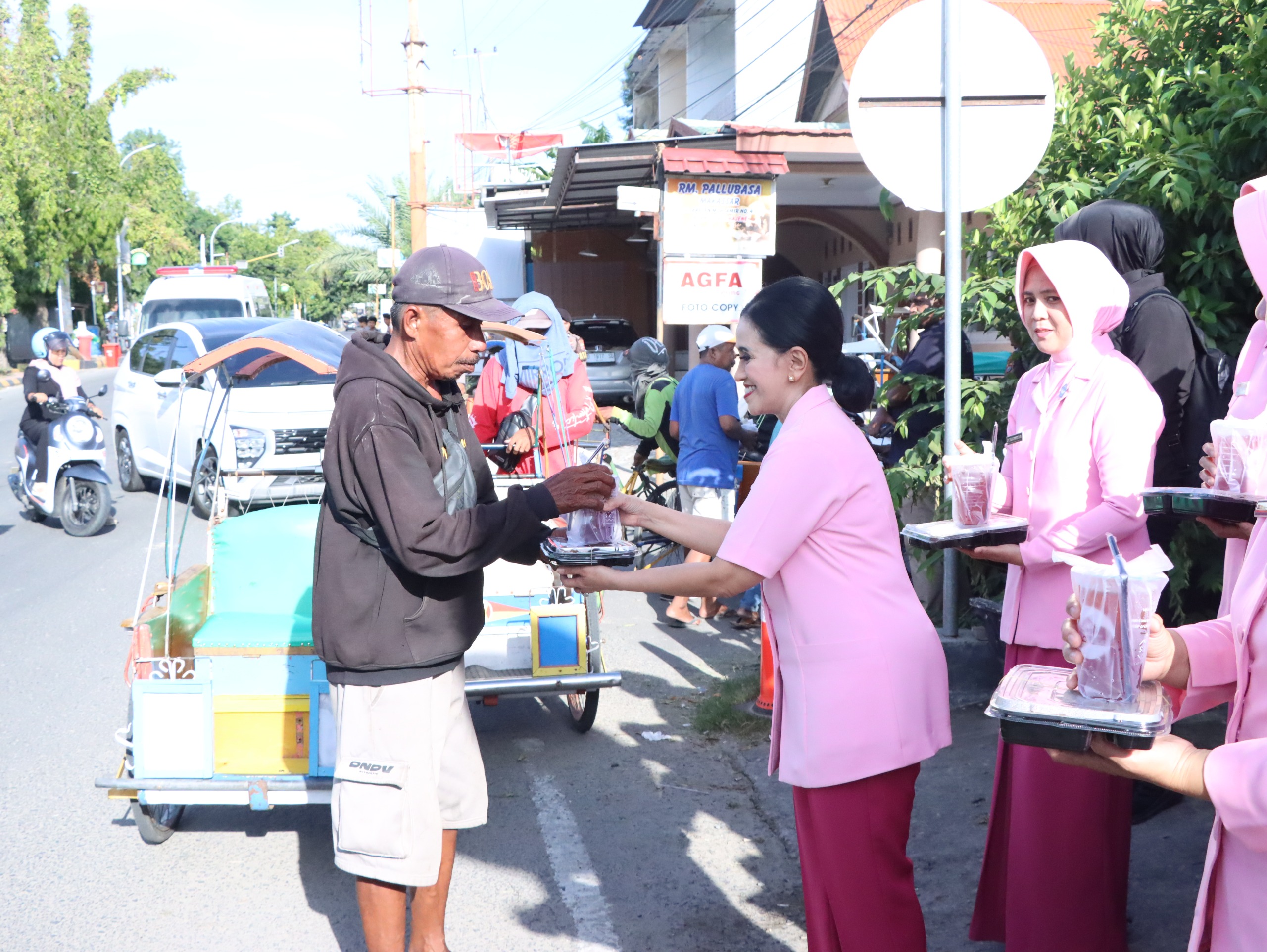 Ketua Bhayangkari Daerah Sulbar Berbagi Takjid Gratis ke Pangguna Jalan