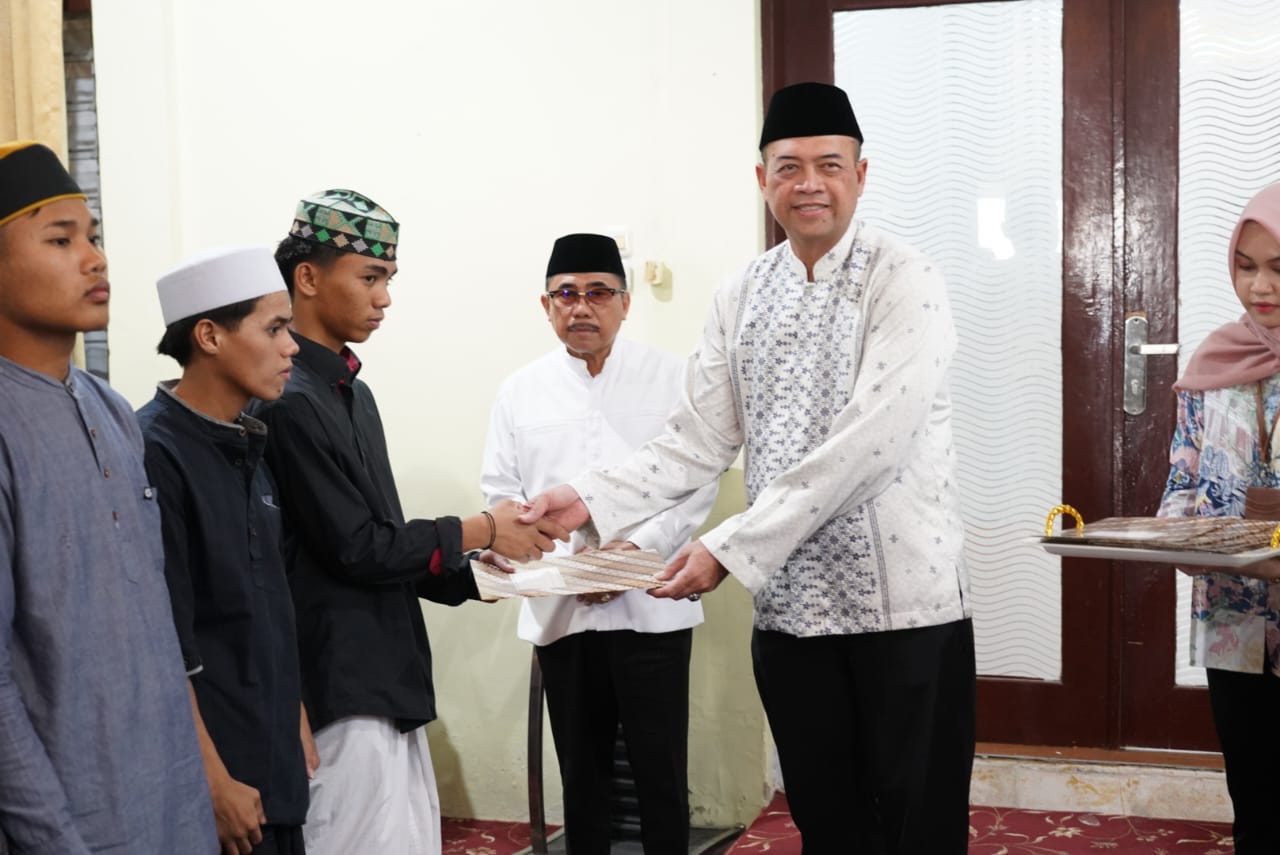 Saat Safari Ramadan di Majene, Kapolda Sulbar Perkokoh Silaturahmi dan Sempatkan Berbagi Kebahagiaan