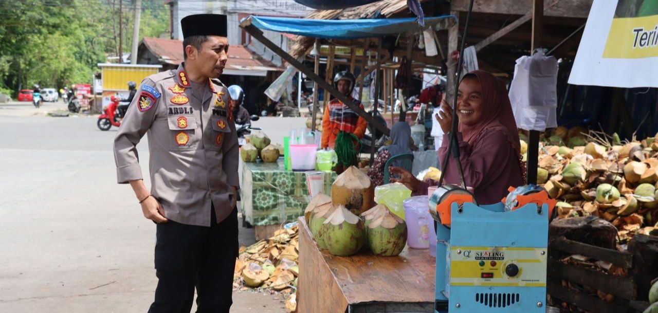 Kapolresta Mamuju Beli Dagangan UMKM dan Bagikan ke Warga