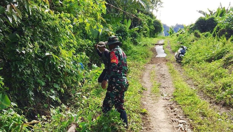 Babinsa Kodim 1418/Mamuju dan Warga Kalukku Gotong- Royong Bersihkan Saluran Air