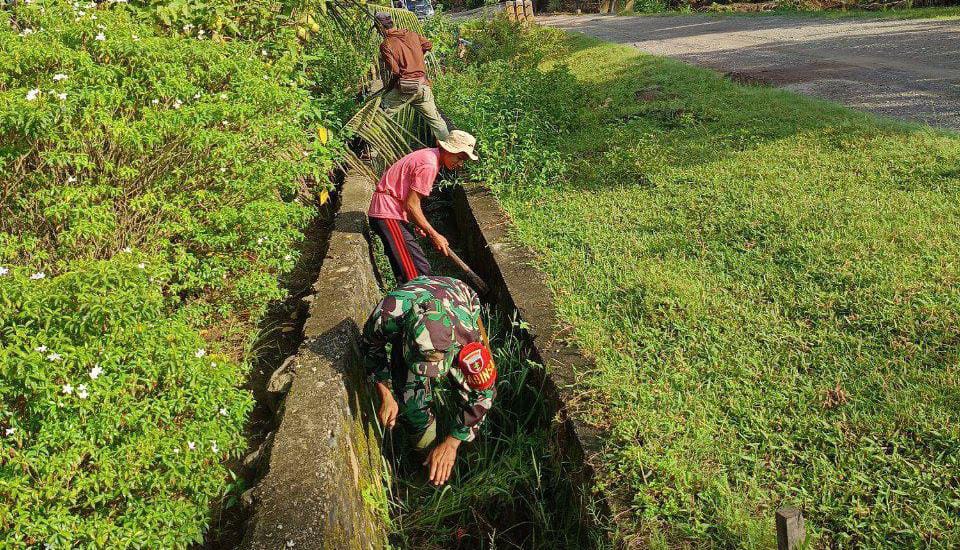Jaga Kesehatan Masyarakat, Babinsa Koramil 1418-04/Budong-Budong Bersama Warga Sukamaju Bersihkan Saluran Air