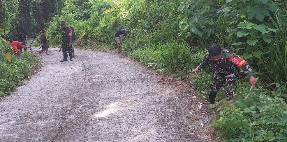 Dengan Semangat Gotong Royong Babinsa Koramil 1418-03/Kalukku Laksanakan Karya Bakti Pembersihan Jalan Desa Guliling